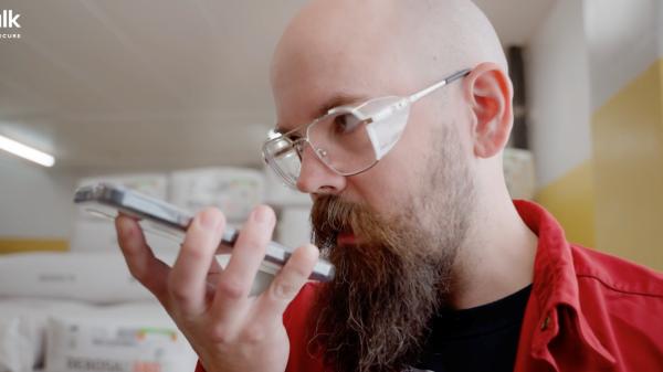 Läkemedelsarbetare som använder en push-to-talk-app på smartphone för intern kommunikation