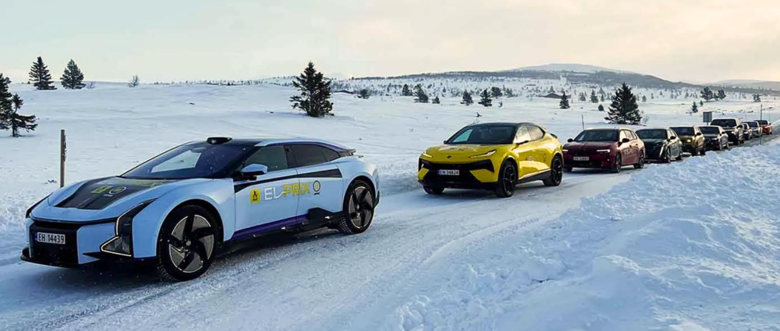 Elbilar står parkerade på rad i Norge