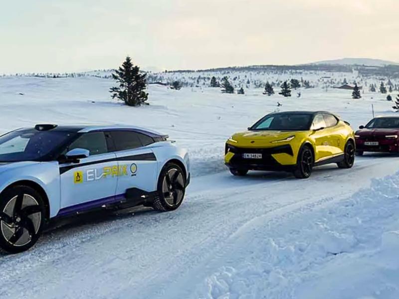 Elbilar står parkerade på rad i Norge