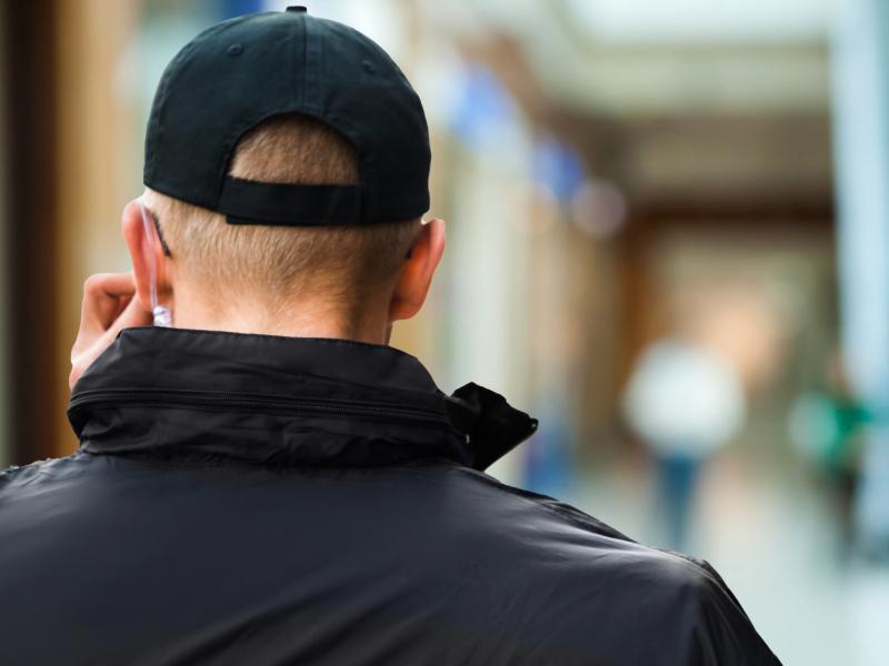 Säkerhetsvakt som jobbar i ett köpcentrum