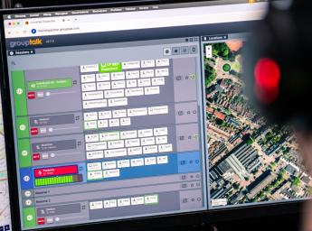 Dispatcher samordnar teamet ute på fältet.