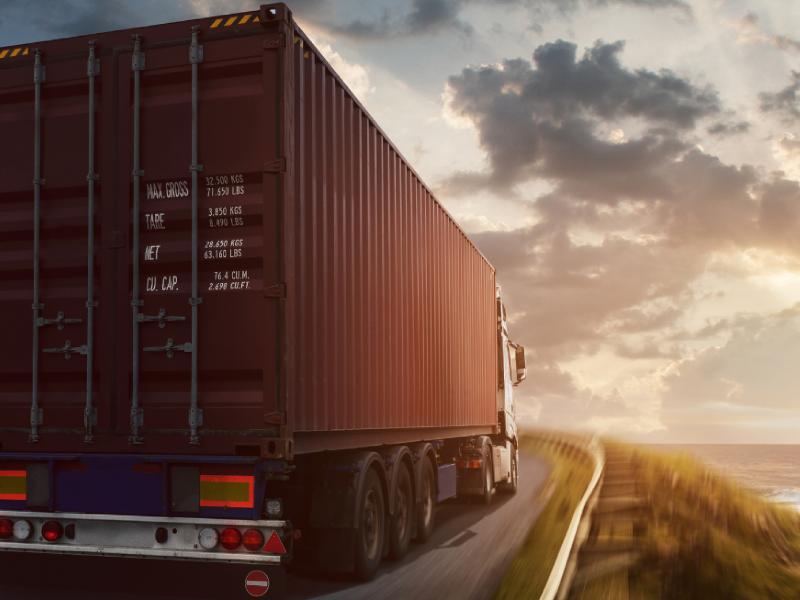 Lastbild i solnedgången