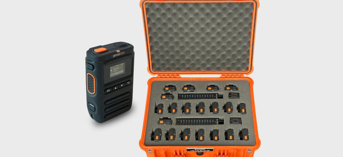 push-to-talk komradio från GroupTalk bredvid en pelicase