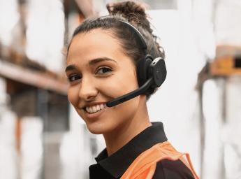 Butiksanställd använder ett Jabra Perform 75 push to talk-headset.