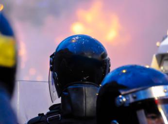Poliser observerar upplopp och skåpbil som brinner i Belfast.