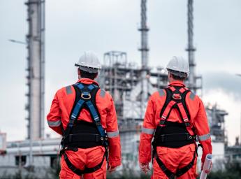 Industriarbetare som står bredvid varandra