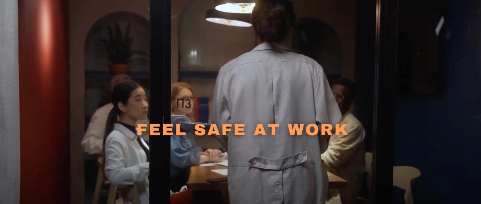 Ett rum med människor med texten känn dig trygg på jobbet