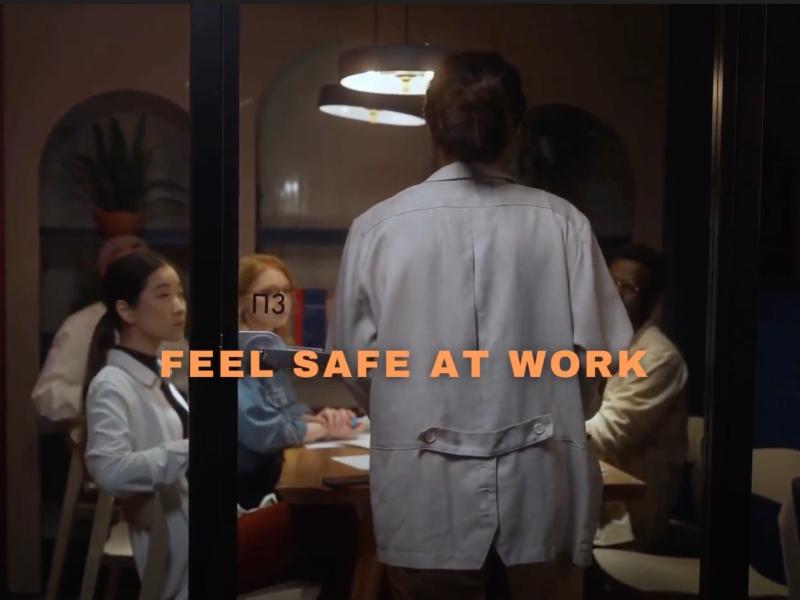 Ett rum med människor med texten känn dig trygg på jobbet