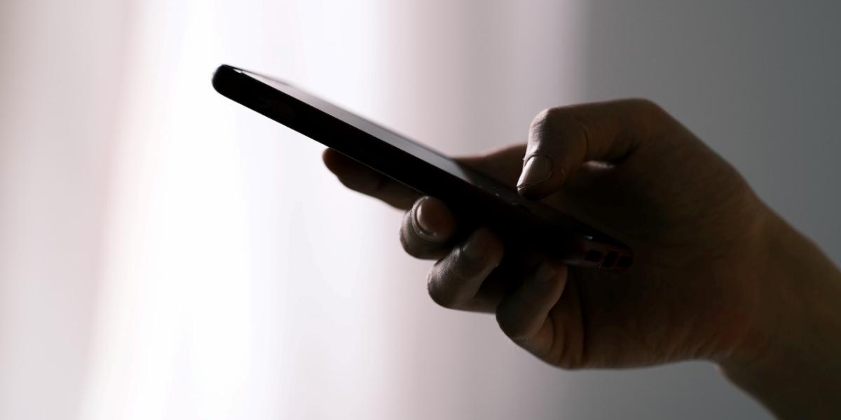 GroupTalk komradio walkie talkie som en person trycker på