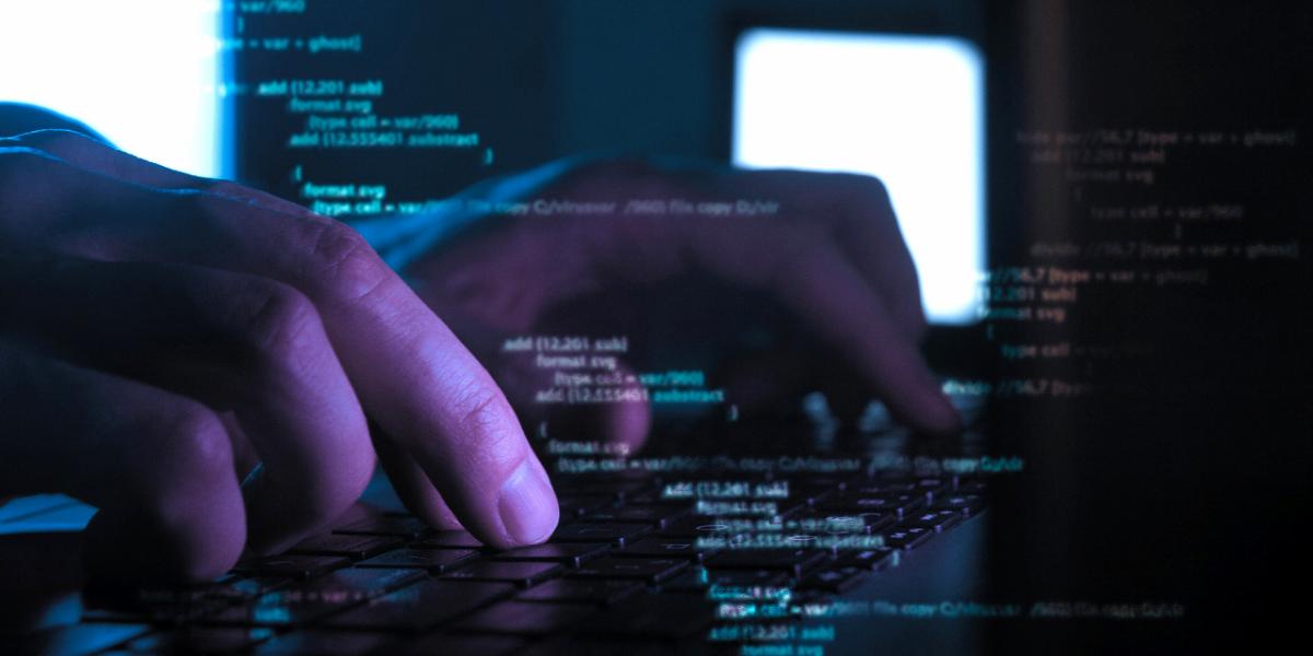 Person som skriver på en dator i GroupTalk webbadmin