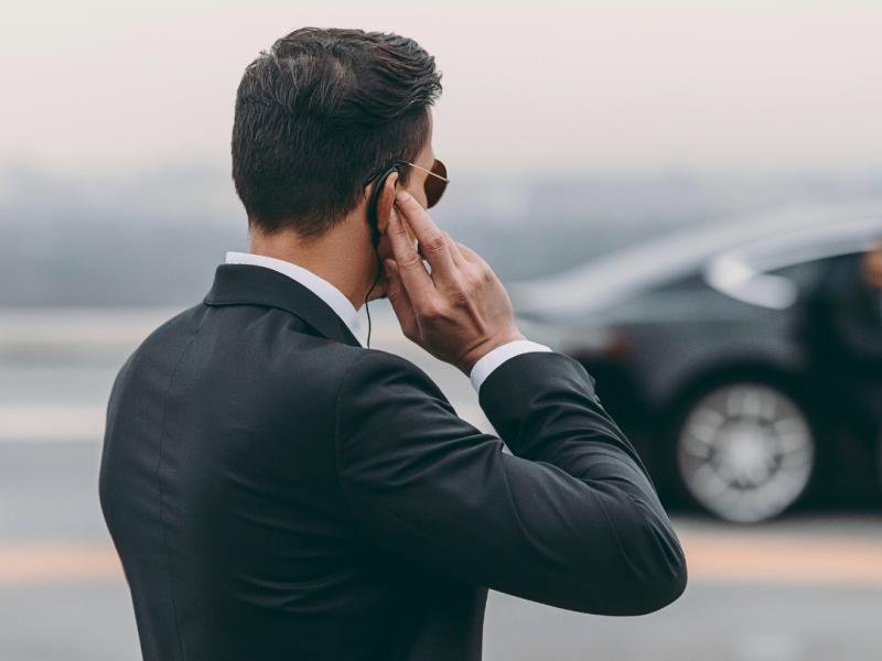 En skylt med texten säkerheten först