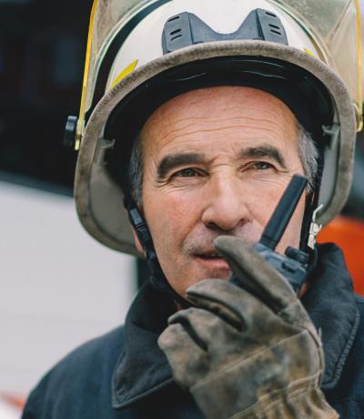 Två flygplats arbetare som talar i en komradio samtidigt som de pratar med varandra