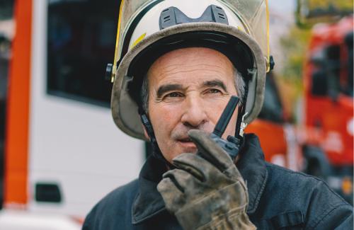 Två flygplats arbetare som talar i en komradio samtidigt som de pratar med varandra