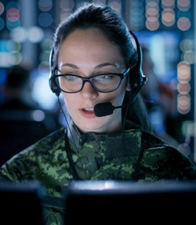 En människa skriver på en dator med en illustration som visar på människor som kommunicerar i grupp