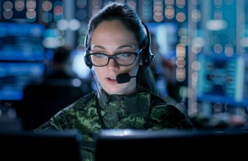 En människa skriver på en dator med en illustration som visar på människor som kommunicerar i grupp