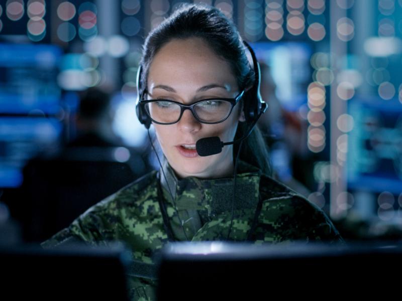 En människa skriver på en dator med en illustration som visar på människor som kommunicerar i grupp