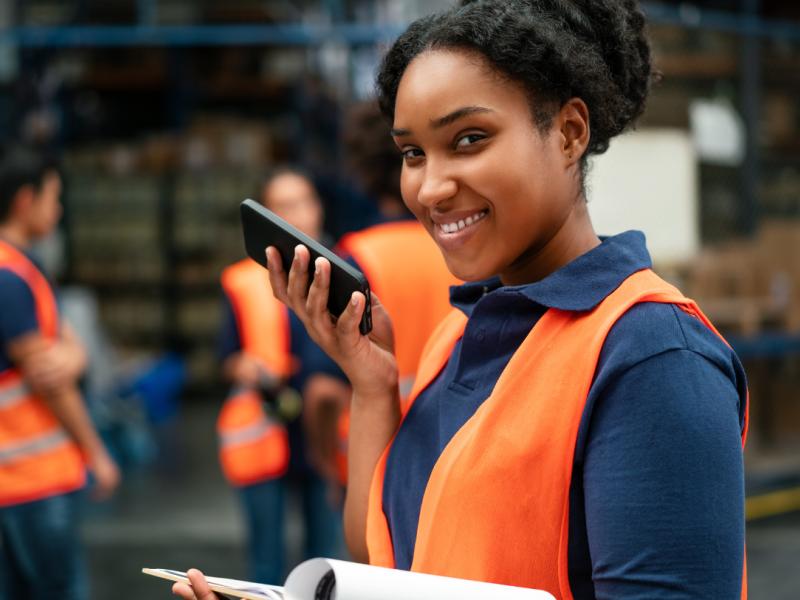 En person står på ett tak av en byggnad och ställer in ett gamalt komradio system.